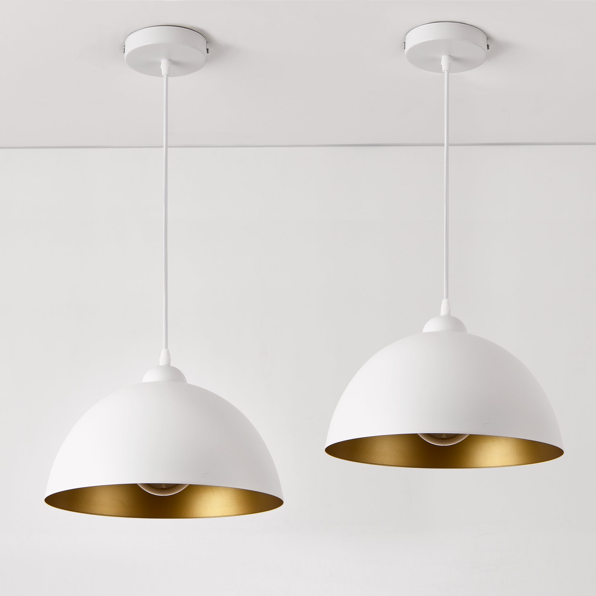 Set di 2 Lampade a Sospensione Toulon con Paralumi Emisferici in Metallo - Bianco/Oro lux.pro