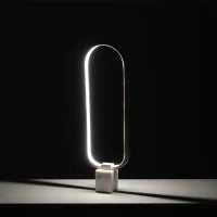 E-STYLO Lampada da tavolo con struttura ovale e base in marmo, caratterizzata da un design moderno e scultoreo che unisce eleganza e funzionalità, 7cm X 18cm H. 60cm