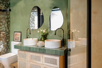 IDONA SPECCHIO FORMA ORGANICA A PARETE CON BORDO METALLO NERO