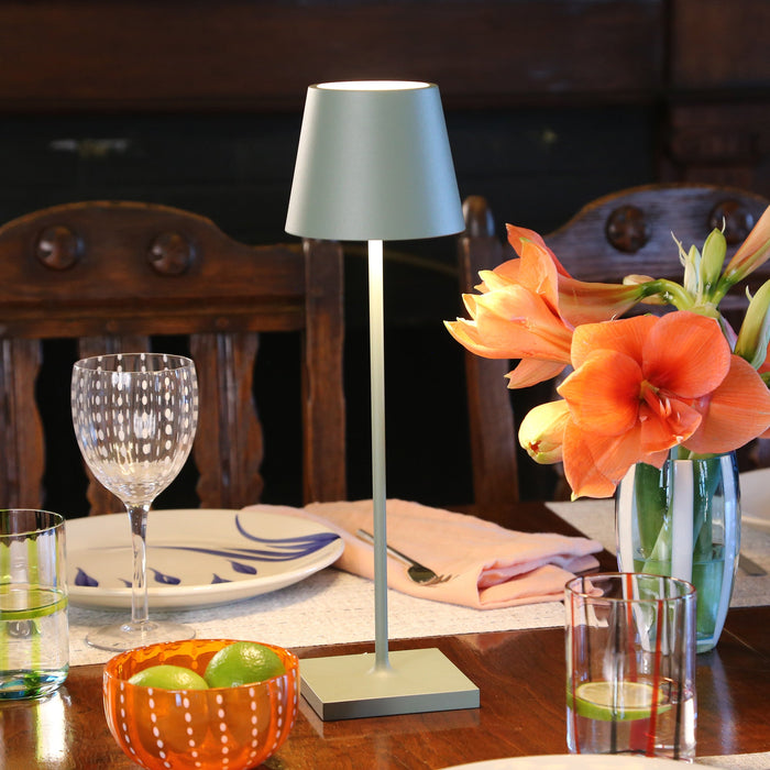 Lampada a led da tavolo Poldina Pro Verde Salvia ricaricabile e dimmerabile con batteria fino a 12 ore. Da uso esterno IP65