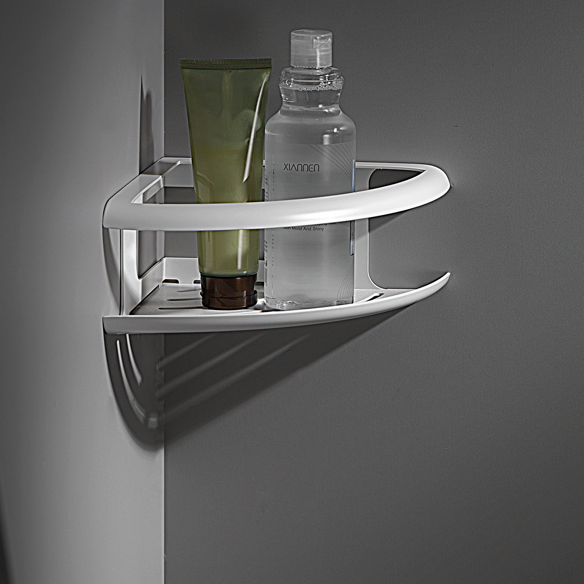 IMEX Distributore di sapone ad angolo in acciaio inox S304 e ottone bianco opaco per bagno e cucina Portasapone modello DHANU Imex-ADH010-BL