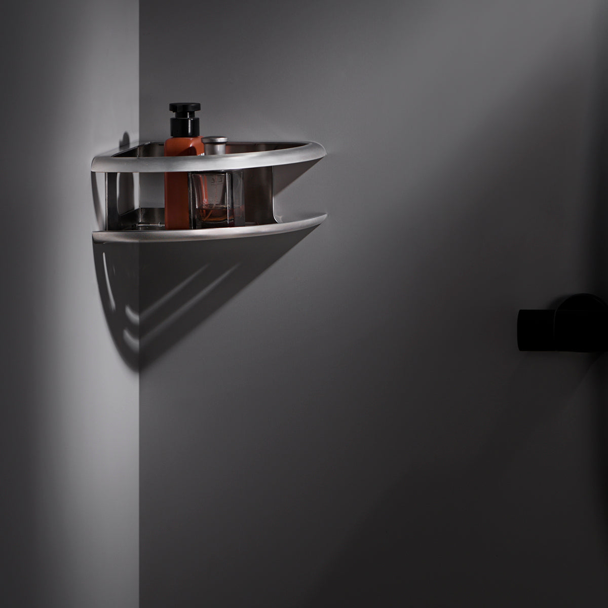 IMEX Distributore di sapone ad angolo in acciaio inox 304 e ottone colore grigio finitura nichel spazzolato modello DHANU Imex-ADH010-NQ
