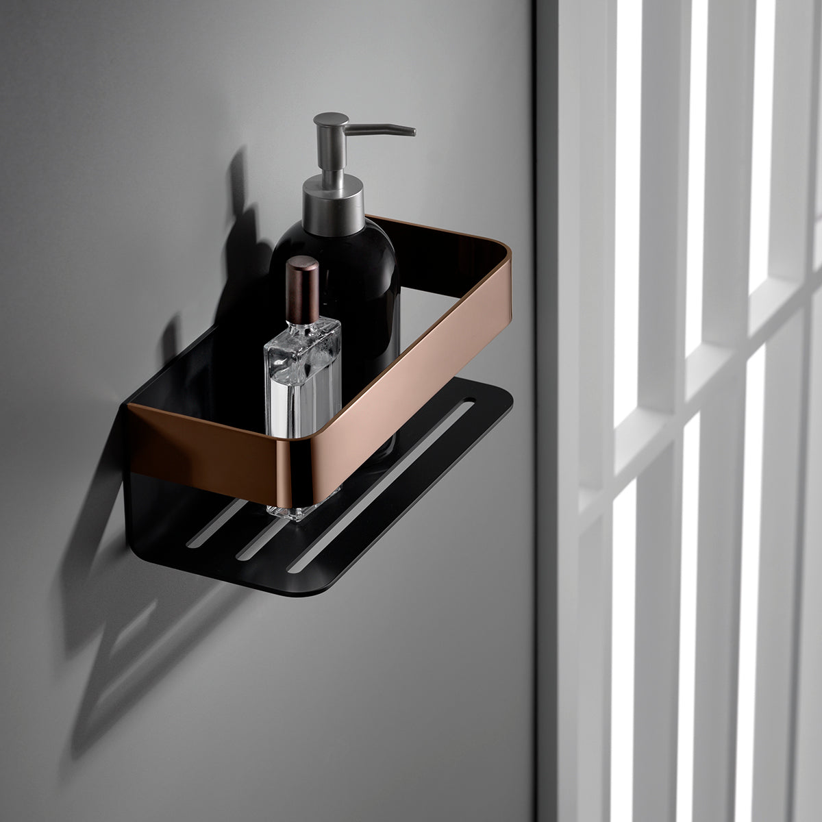 IMEX Portasapone frontale in acciaio inox 304 e ottone, finitura nero e oro rosa, design compatto e resistente, modello MAYURA Imex-ADY007-NOR