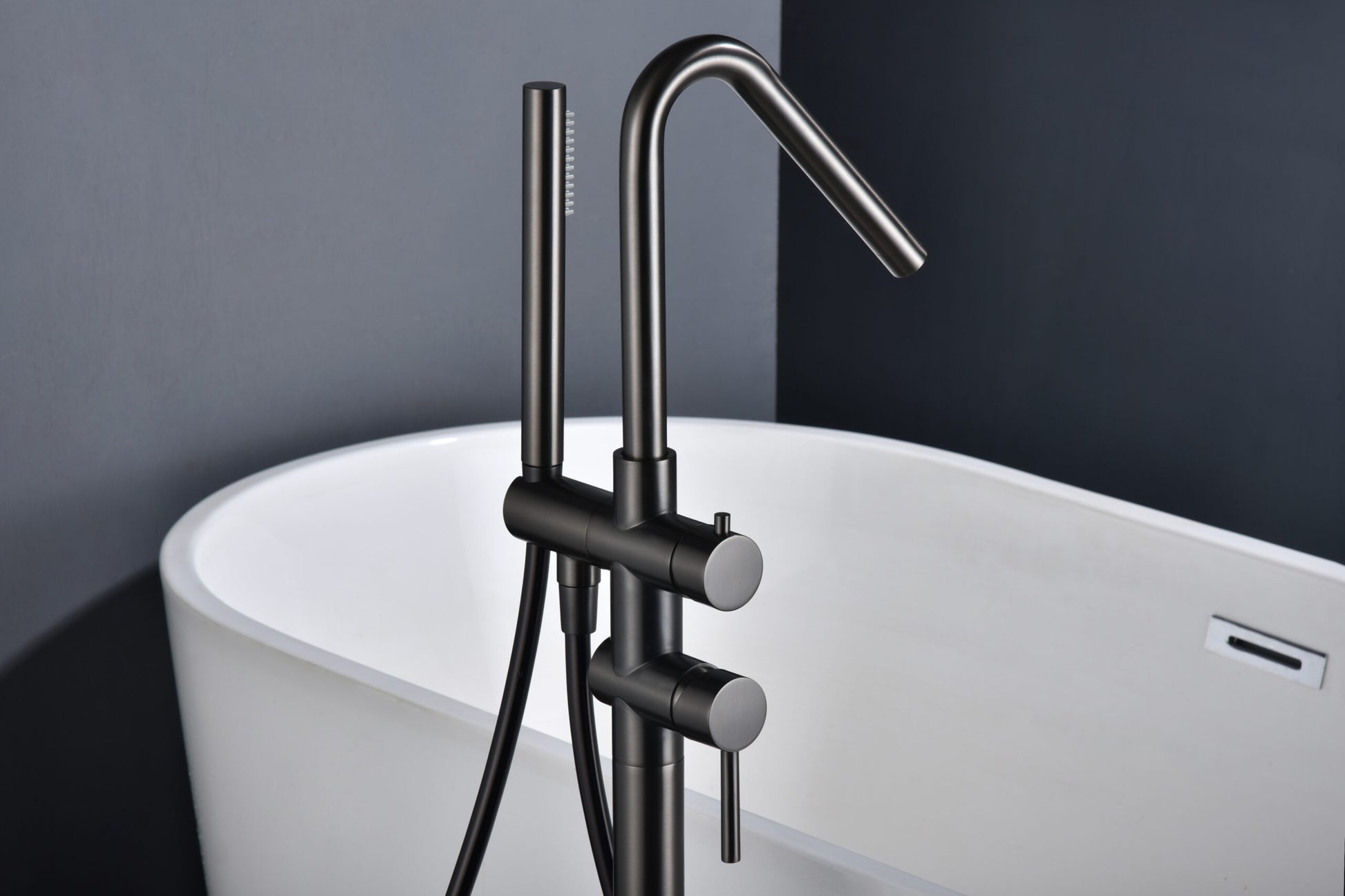 IMEX Miscelatore vasca-doccia a pavimento in ottone e acciaio nero opaco con cartuccia ceramica Ø35 mm tubo flessibile in PVC e manopola singola modello CORCEGA Imex-BBECO1-BGM