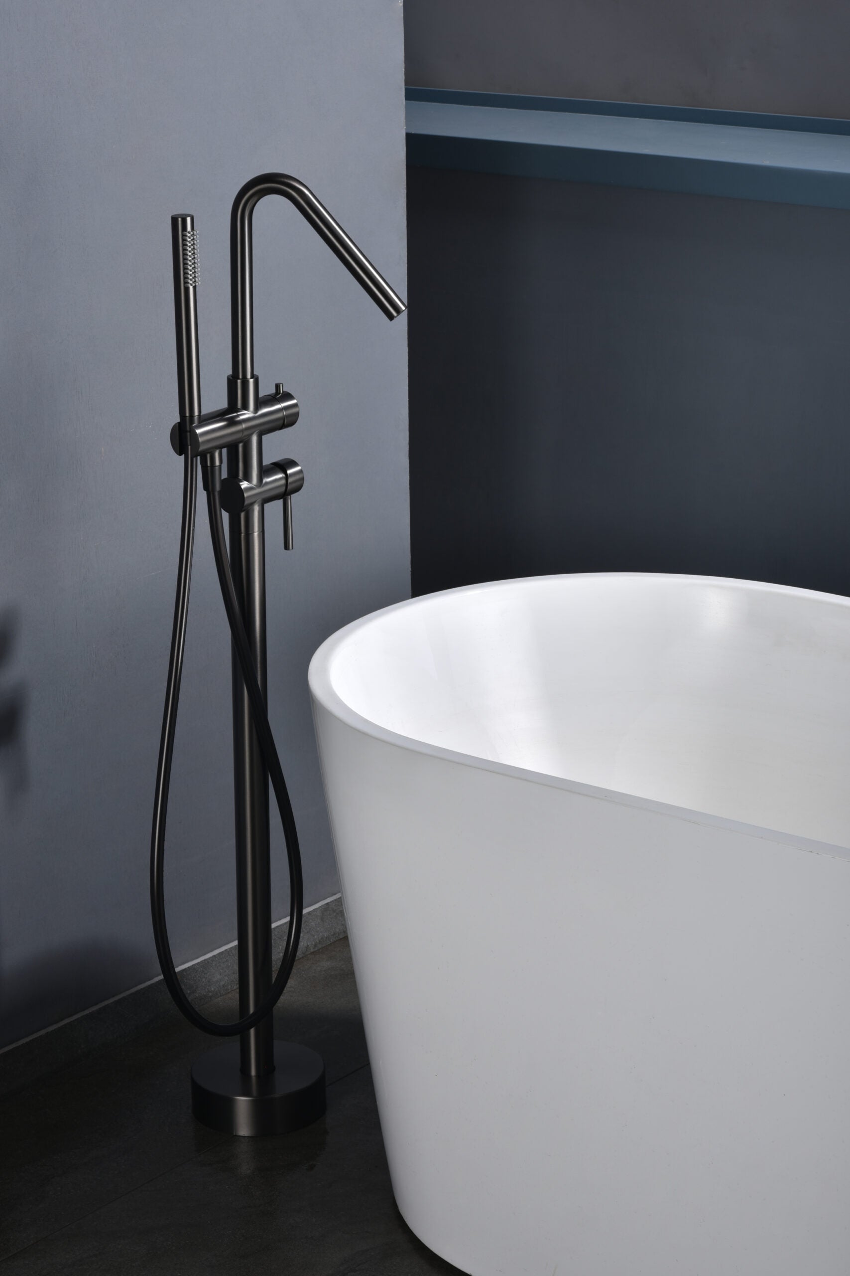 IMEX Miscelatore vasca-doccia a pavimento in ottone e acciaio nero opaco con cartuccia ceramica Ø35 mm tubo flessibile in PVC e manopola singola modello CORCEGA Imex-BBECO1-BGM