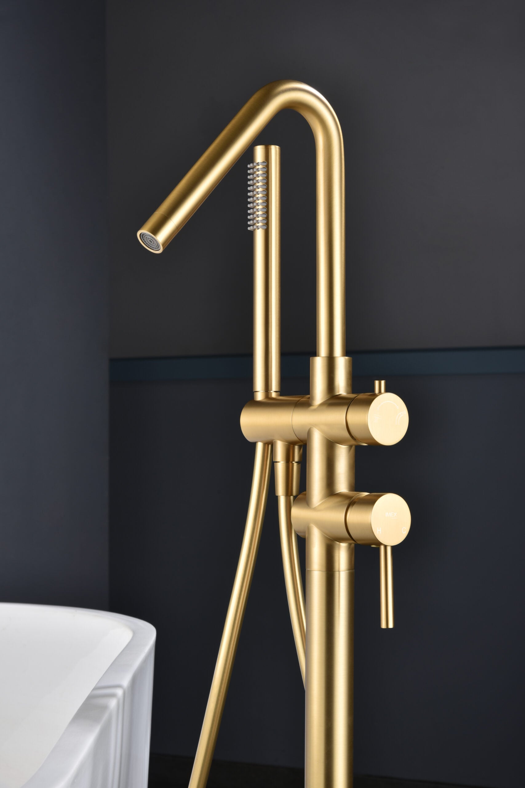 IMEX Miscelatore vasca-doccia a pavimento in ottone e acciaio finitura oro spazzolato con cartuccia ceramica Ø35 mm tubo flessibile in PVC e manopola singola modello Imex-BBECO1-OC