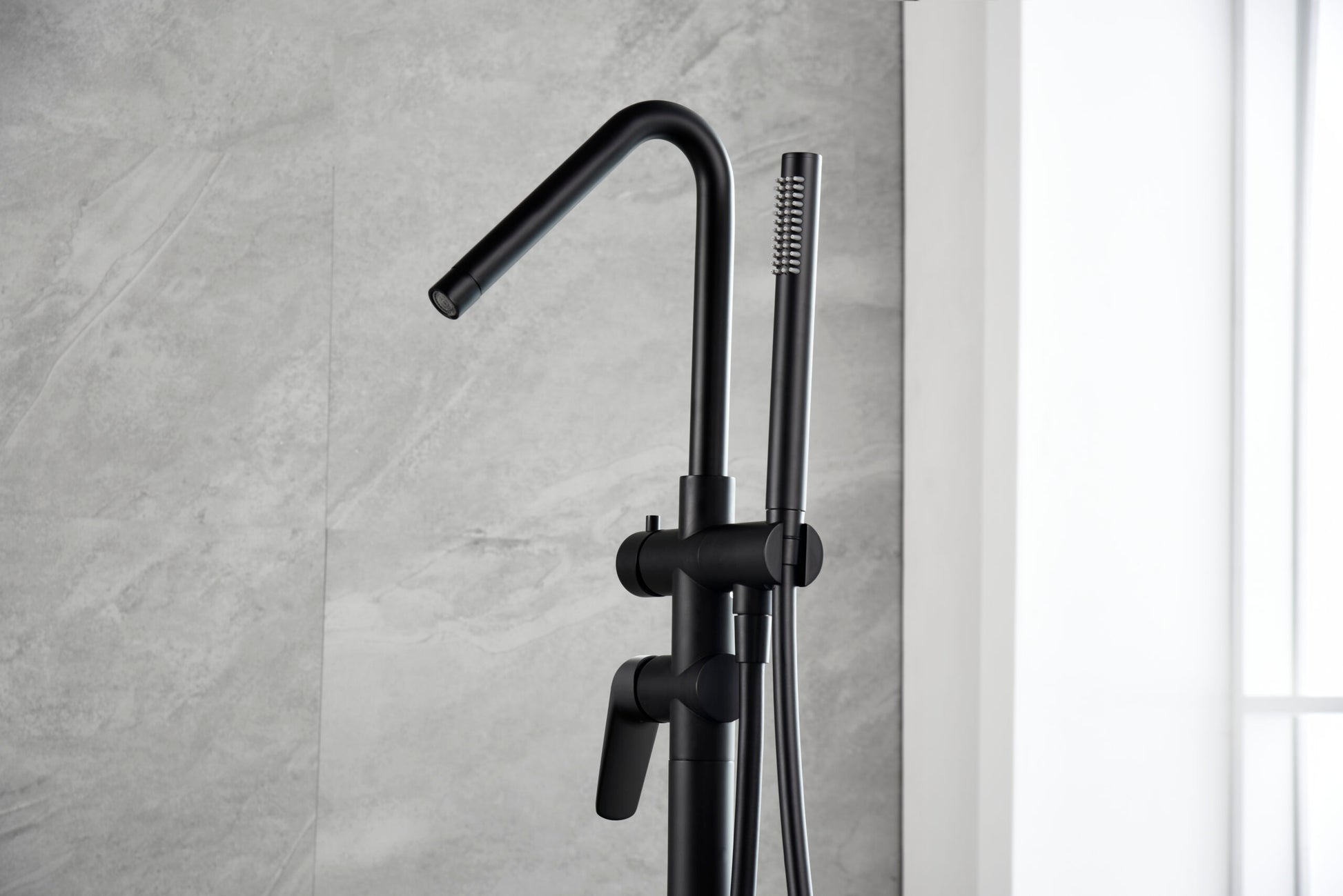 IMEX Miscelatore vasca-doccia freestanding in ottone e zama nero opaco con cartuccia ceramica Ø35 mm, maniglia tonda a 3 posizioni, tubo flessibile PVC nero opaco, scatola di giunzione Imex-BBEZ044-NG