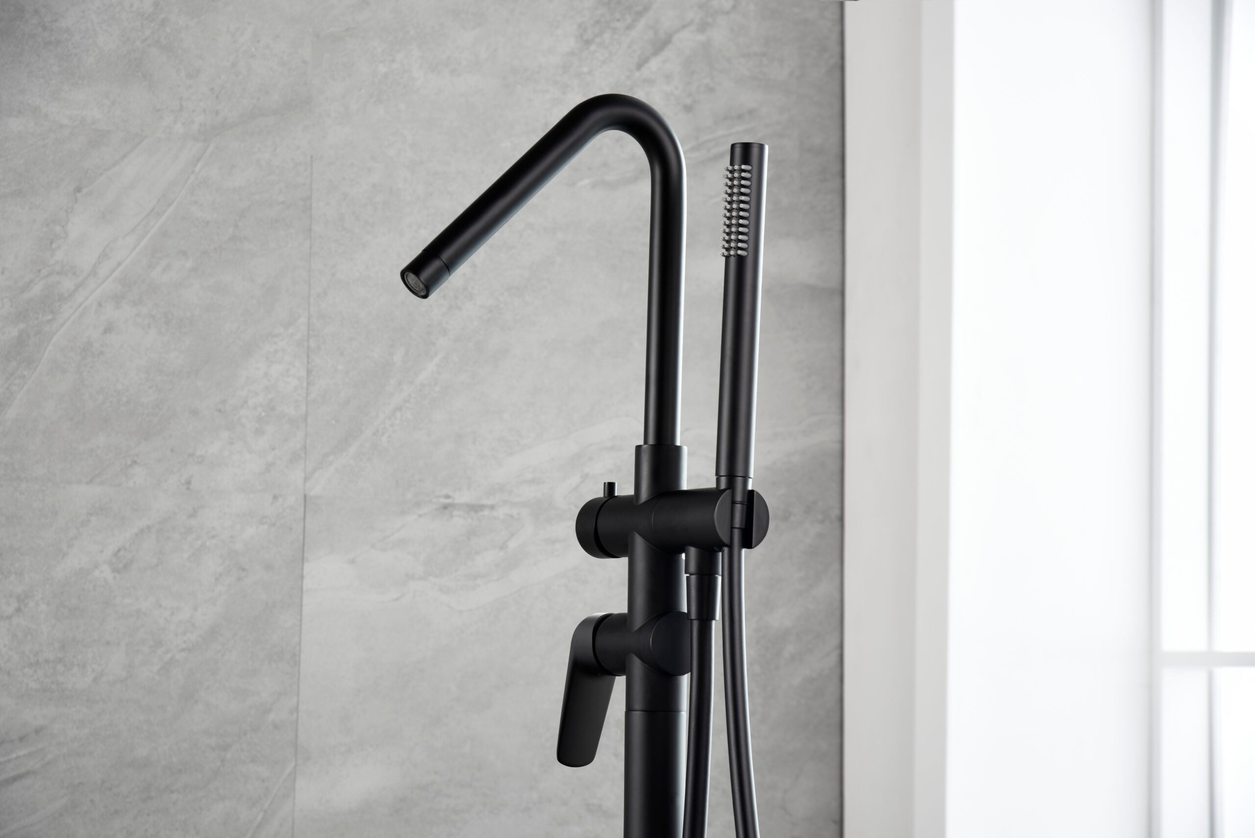 IMEX Miscelatore vasca-doccia freestanding in ottone e zama nero opaco con cartuccia ceramica Ø35 mm, maniglia tonda a 3 posizioni, tubo flessibile PVC nero opaco, scatola di giunzione Imex-BBEZ044-NG