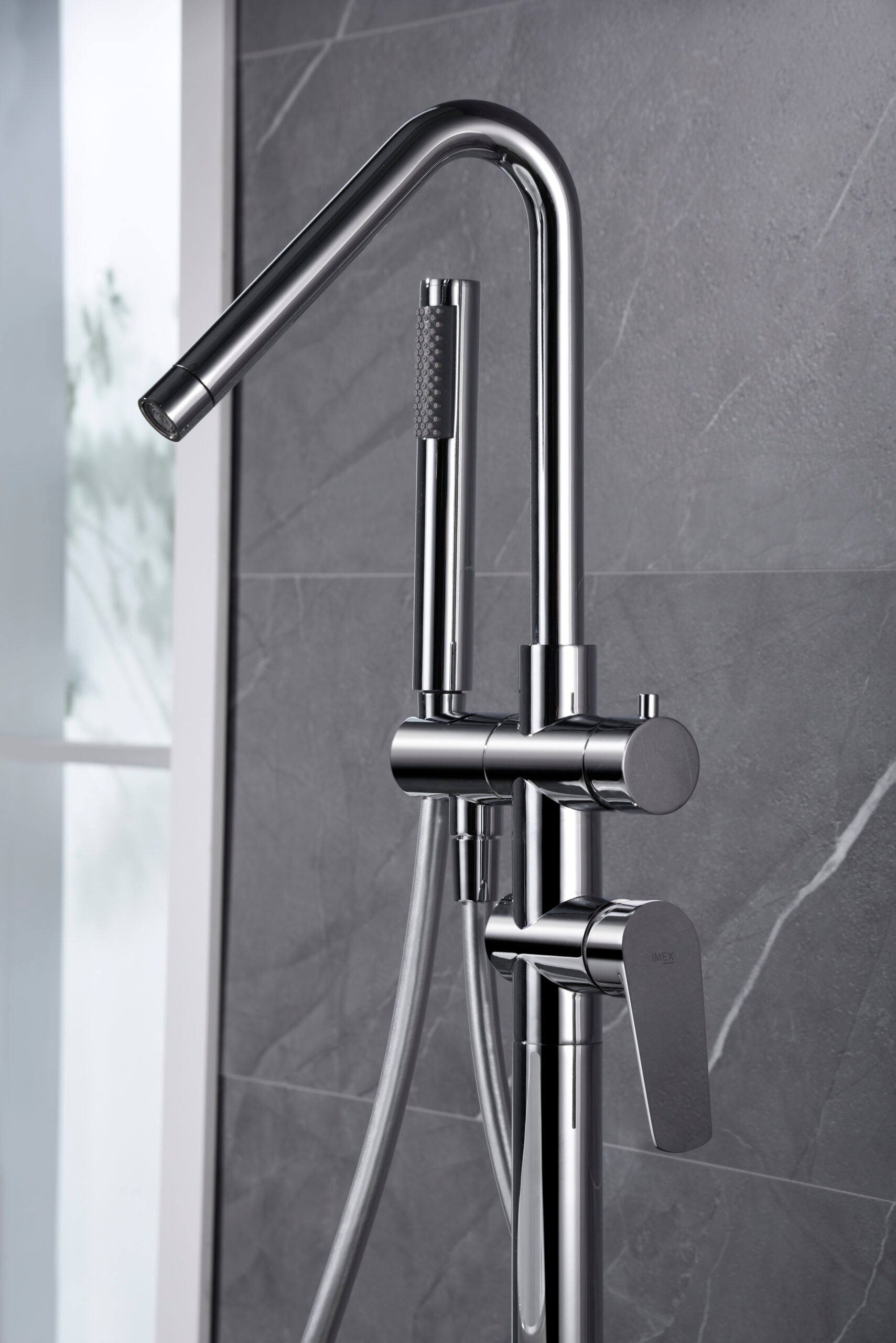 IMEX Miscelatore vasca-doccia a pavimento in ottone e zama cromato con cartuccia ceramica Ø35 mm, tubo flessibile PVC e comando a una posizione, inclusa scatola di comando modello Belgica Imex-BBEZ044