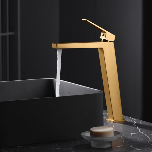 IMEX Miscelatore lavabo monocomando alto in ottone con finitura PVD oro spazzolato cartuccia ceramica Ø26 mm flessibili Ø38 design per lavabi da appoggio modello BDAR025-3OC