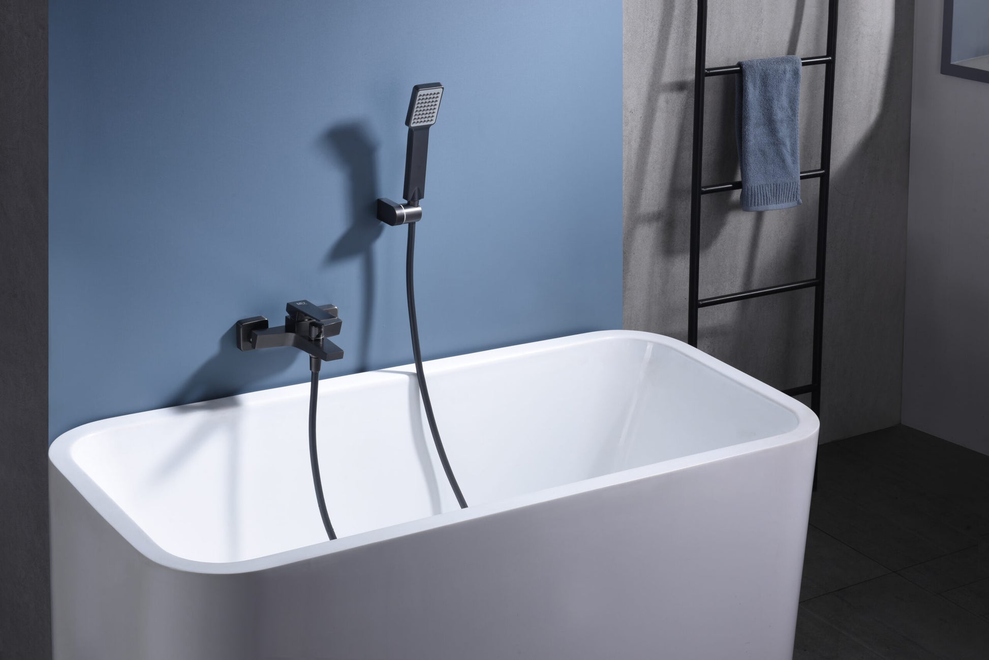 IMEX Miscelatore vasca-doccia in ottone con finitura black gun metal supporto doccetta in ABS tubo flessibile PVC 180 cm cartuccia in ceramica Ø35 mm maniglia quadrata modello Imex-BDAR025-4BGM
