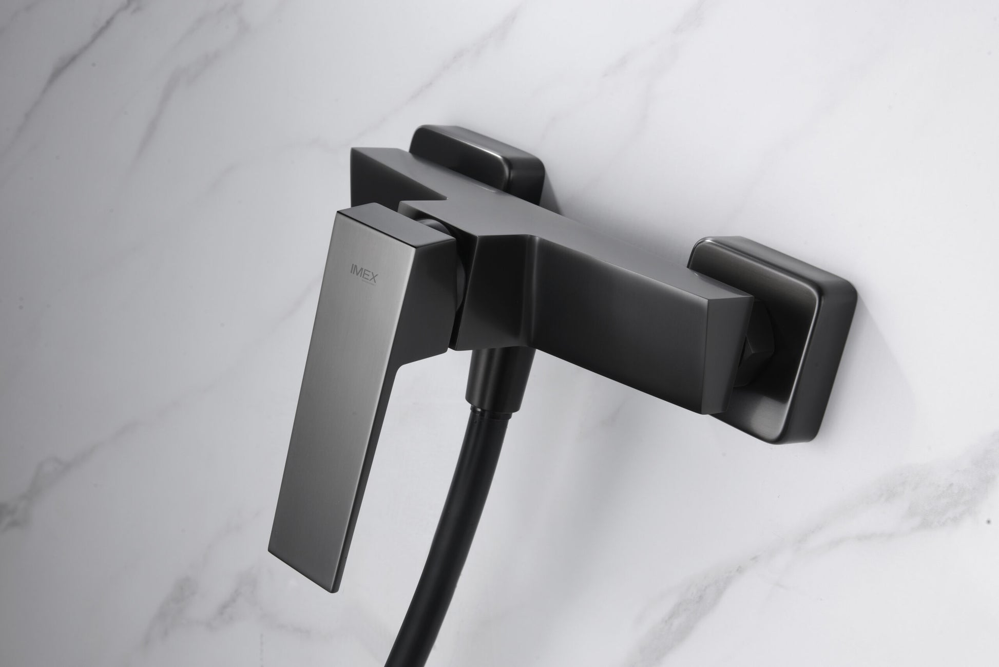 IMEX Miscelatore doccia in ottone con finitura black gun metal PVD manopola quadrata tubo flessibile 180 cm in PVC portamanopola in ABS cartuccia ceramica Ø35 mm Modello Imex-BDAR025-5BGM Art Blac