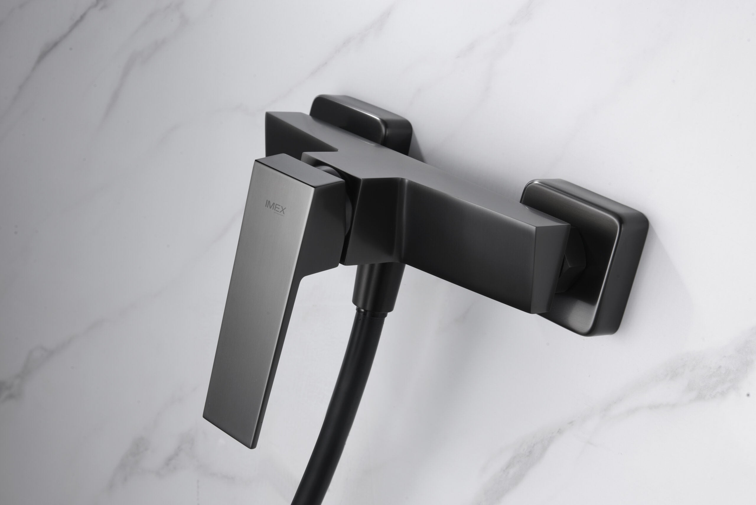 IMEX Miscelatore doccia in ottone con finitura black gun metal PVD manopola quadrata tubo flessibile 180 cm in PVC portamanopola in ABS cartuccia ceramica Ø35 mm Modello Imex-BDAR025-5BGM Art Blac