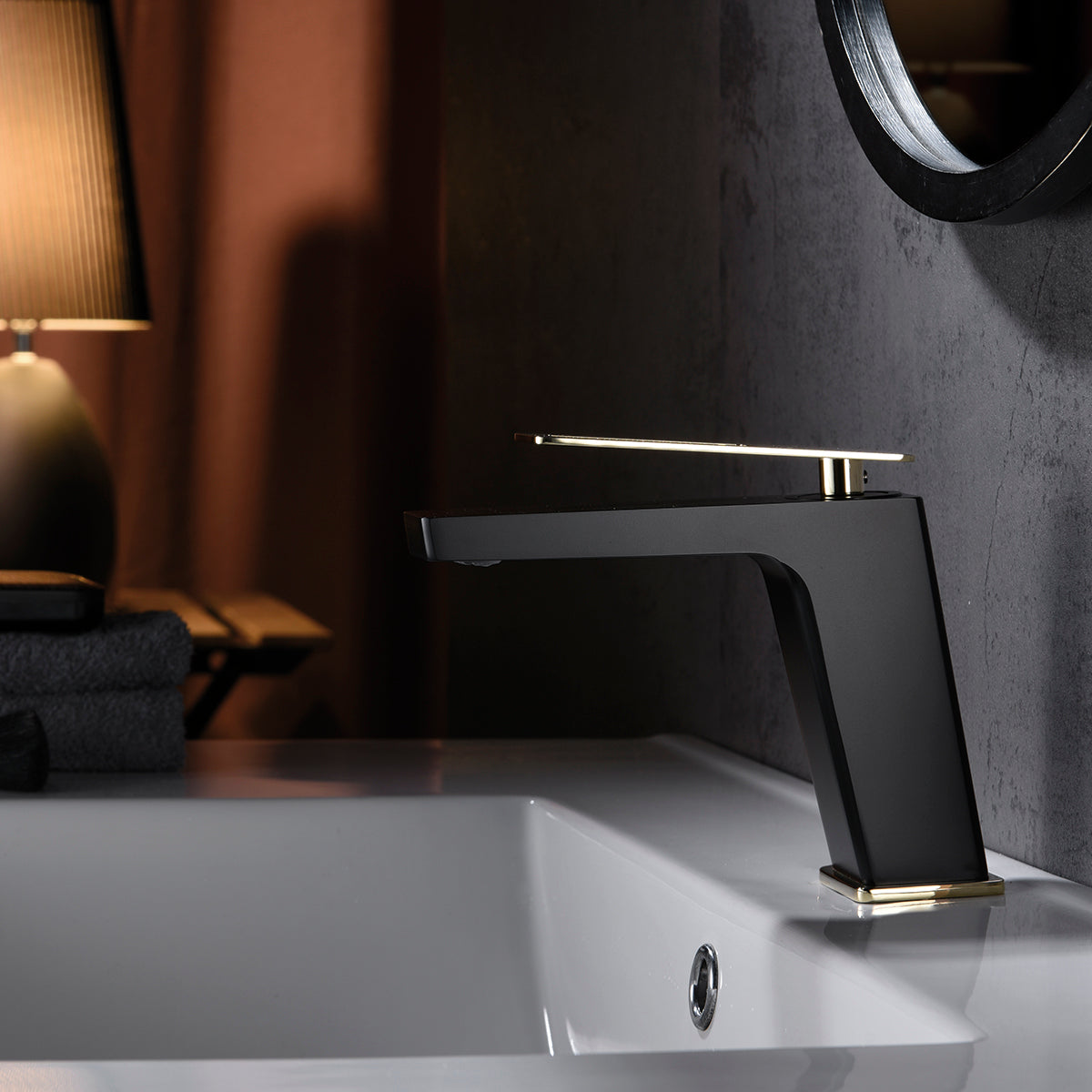 IMEX Miscelatore monocomando lavabo nero opaco con accenti oro lucido in ottone e zama cartuccia ceramica Ø26 mm set 2 flessibili 3-8 inclusi altezza 153 mm canna 140 mm – Serie SUECIA BDC032-1NGO