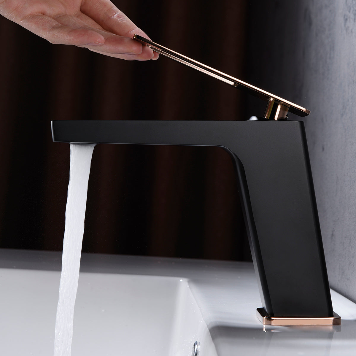 IMEX Miscelatore lavabo monocomando nero-oro rosa in ottone con cartuccia ceramica Ø26 mm e set 2 flessibili 3-8 inclusi altezza 153 mm proiezione 140 mm - Serie SUECIA BDC032-1NOR