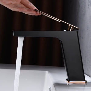 IMEX Miscelatore lavabo monocomando nero-oro rosa in ottone con cartuccia ceramica Ø26 mm e set 2 flessibili 3-8 inclusi altezza 153 mm proiezione 140 mm - Serie SUECIA BDC032-1NOR