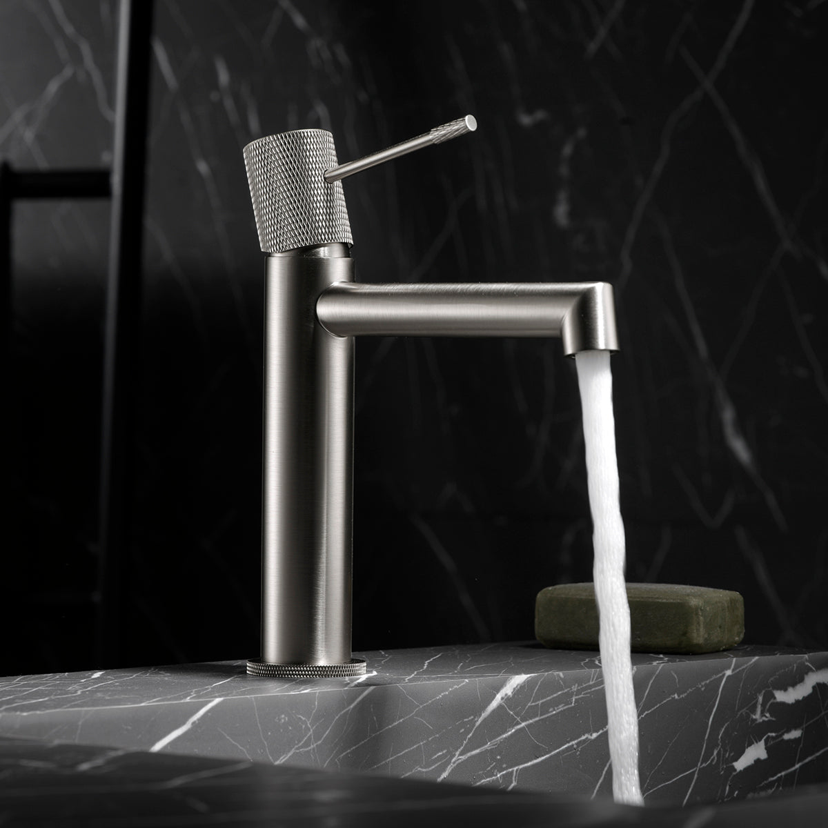 IMEX Miscelatore monocomando lavabo in ottone con finitura nichel spazzolato cartuccia ceramica Ø26 mm TOP 2 flessibili 3-8 inclusi altezza 200 mm canna 150 mm – modello Line BDD038-1NQ