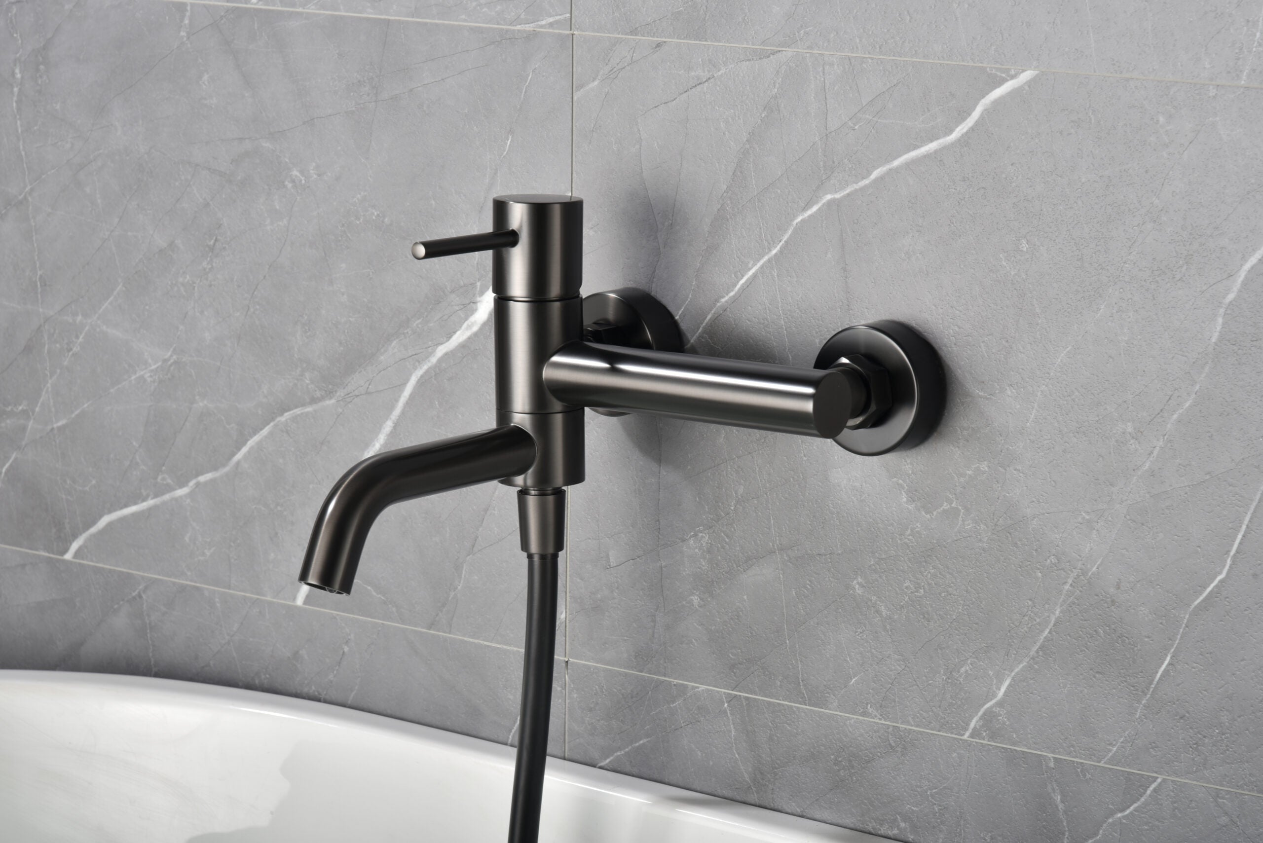 IMEX Miscelatore vasca-doccia nero canna di fucile in ottone con tubo flessibile PVC 180 cm supporto doccia ABS maniglia rotonda cartuccia ceramica Ø35 mm finitura PVD black gun metal - Modello Im