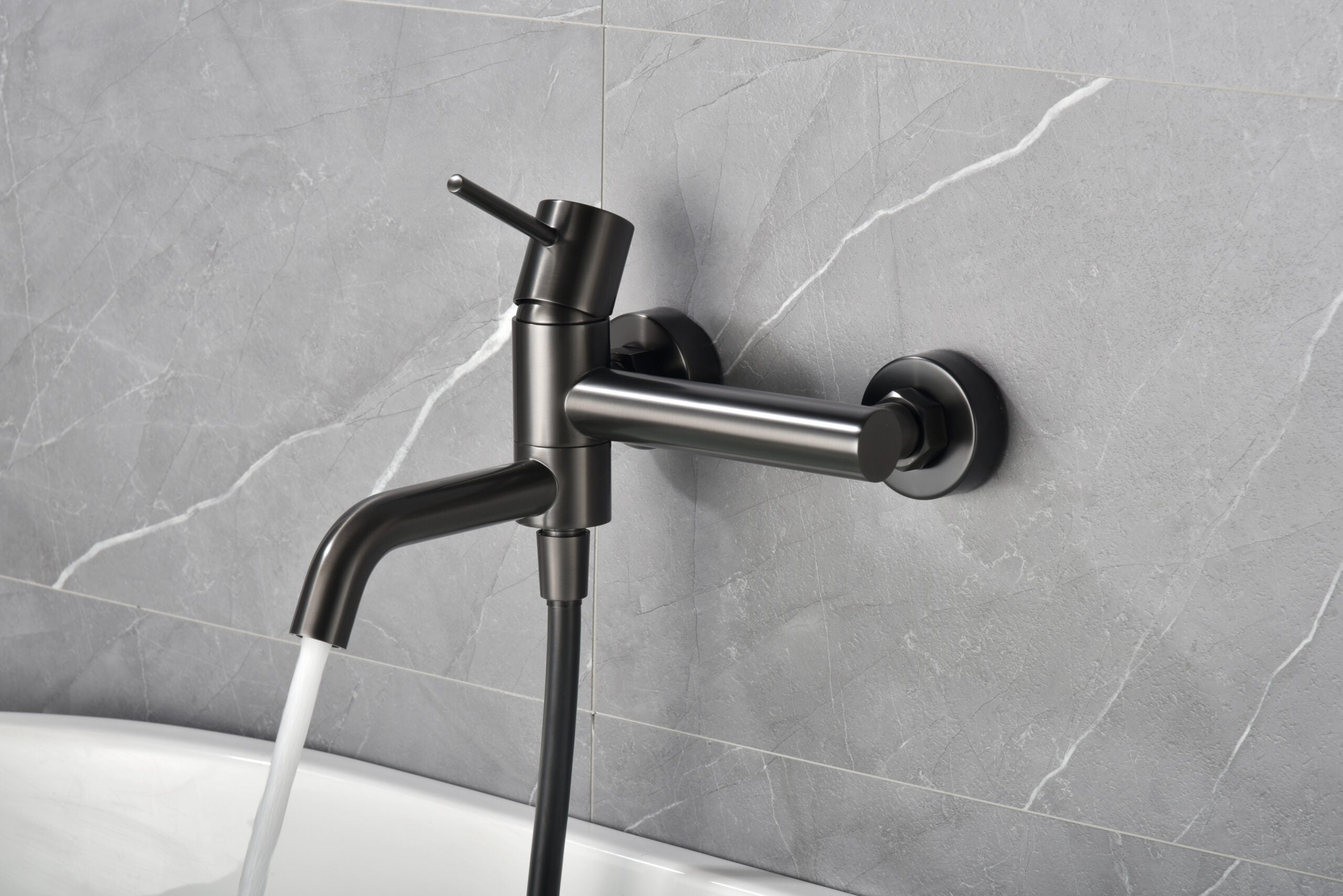 IMEX Miscelatore vasca-doccia nero canna di fucile in ottone con tubo flessibile PVC 180 cm supporto doccia ABS maniglia rotonda cartuccia ceramica Ø35 mm finitura PVD black gun metal - Modello Im