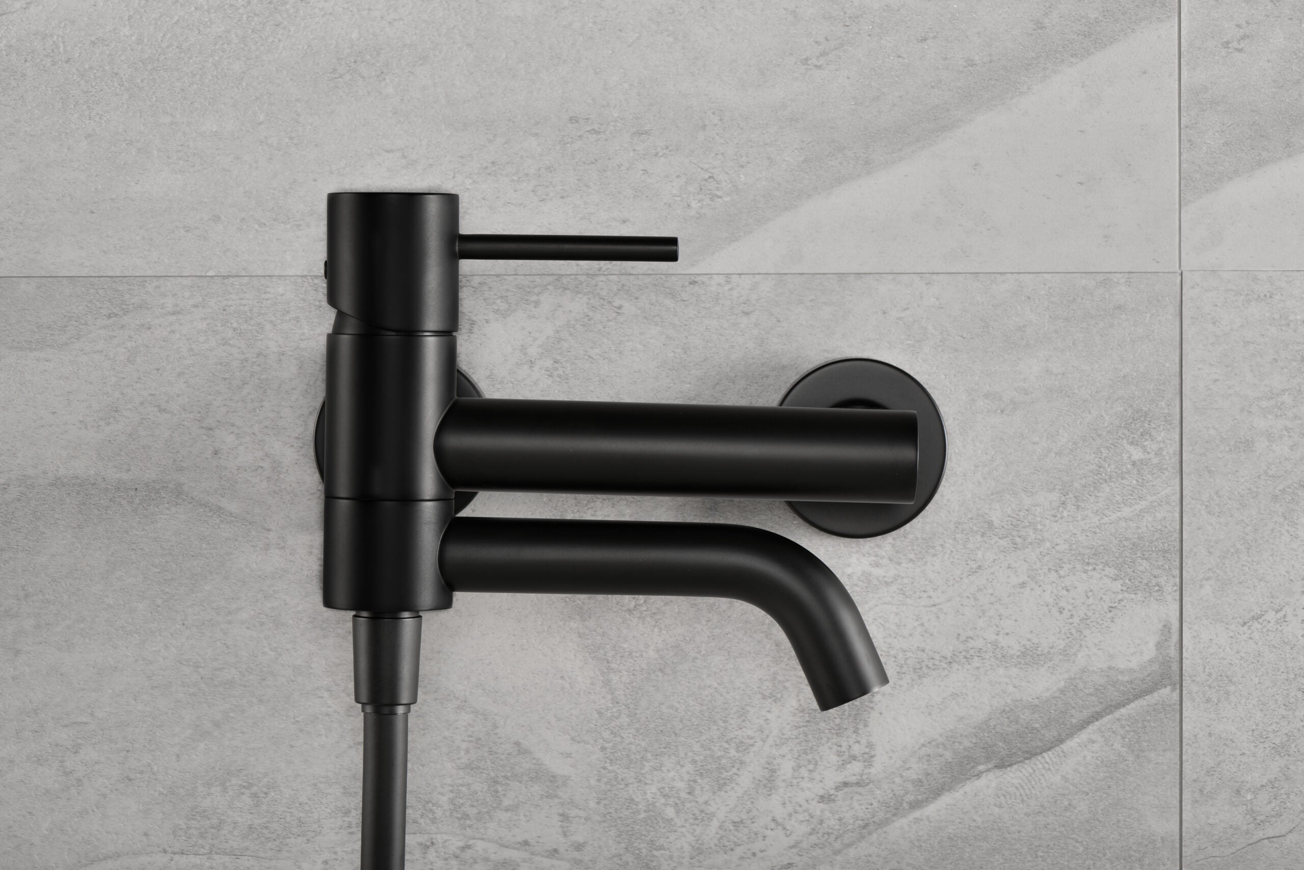 IMEX Miscelatore vasca-doccia nero opaco in ottone e zama con tubo flessibile PVC 180 cm supporto doccia ABS maniglia rotonda cartuccia ceramica Ø35 mm Serie Monza Imex-BDM039-4NG