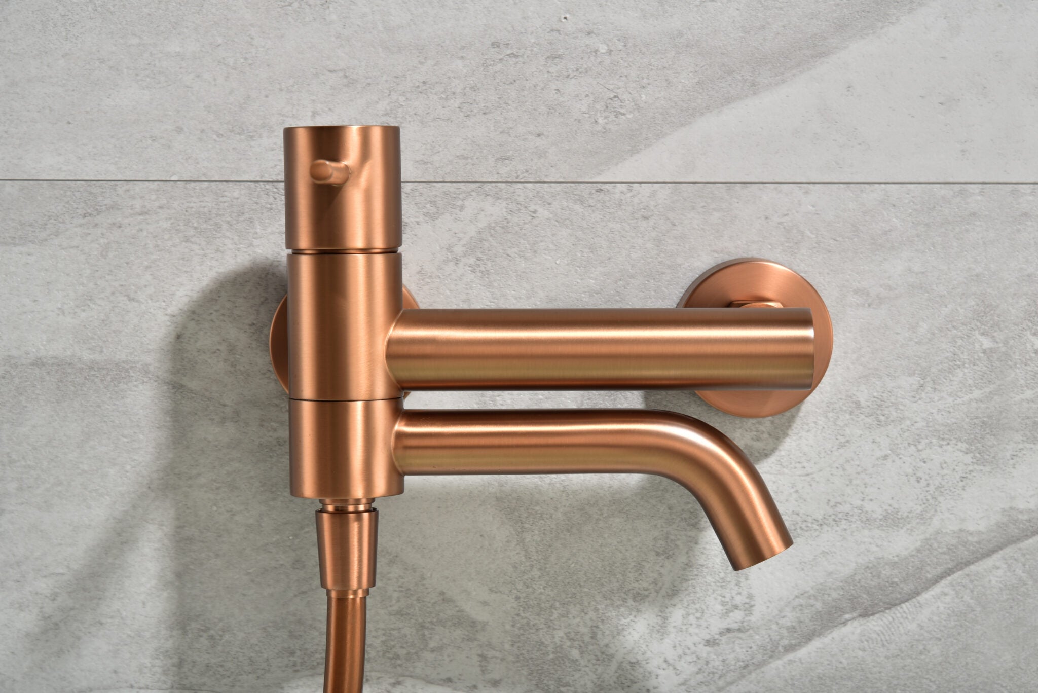 IMEX Miscelatore vasca-doccia oro rosa in ottone con tubo flessibile PVC 180 cm supporto doccia ABS maniglia rotonda cartuccia ceramica Ø35 mm finitura PVD spazzolata - Modello Imex-BDM039-4ORC Mo