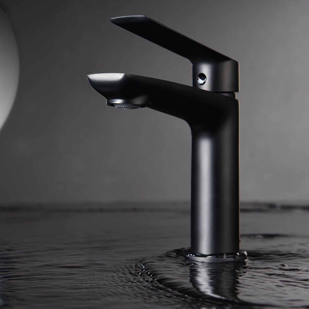 IMEX Miscelatore monocomando per lavabo corpo in ottone e zama nero opaco con cartuccia ceramica Ø25mm e tubi flessibili inclusi modello Imex-BDX023-1NG Luxor