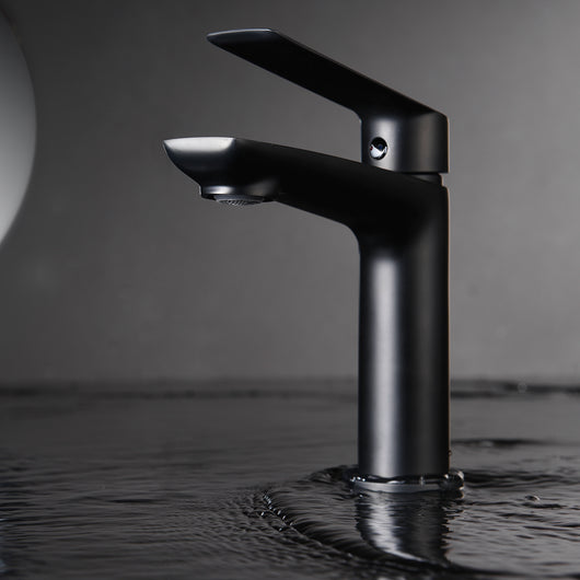 IMEX Miscelatore monocomando per lavabo corpo in ottone e zama nero opaco con cartuccia ceramica Ø25mm e tubi flessibili inclusi modello Imex-BDX023-1NG Luxor