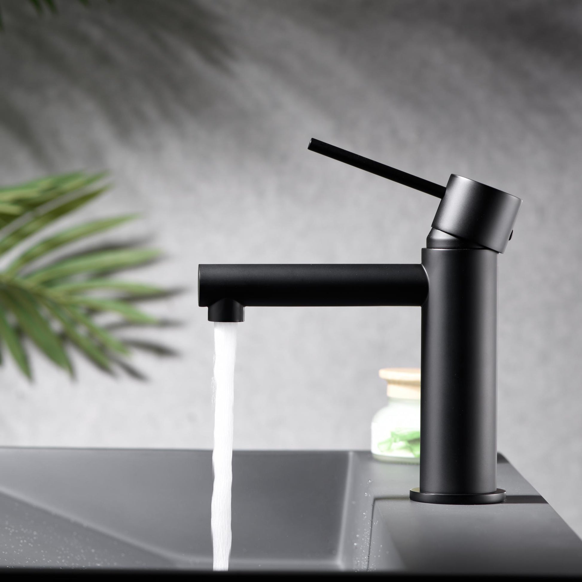 IMEX Miscelatore monocomando per lavabo in ottone e zama nero opaco con cartuccia ceramica Ø26mm e tubi flessibili 3/8 serie Milos modello Imex-BDYS045-1NG