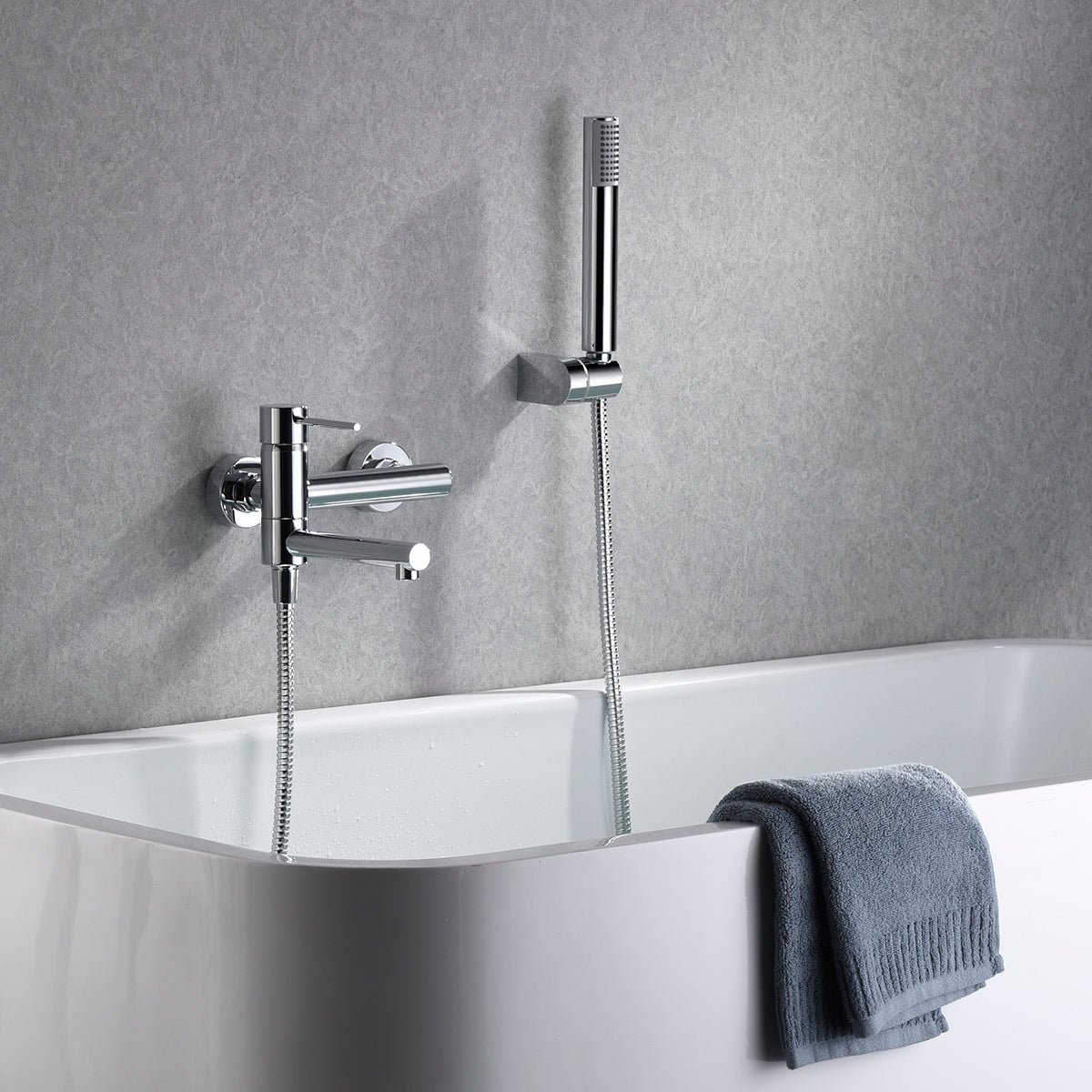 IMEX Miscelatore vasca-doccia cromato in ottone e zama, tubo flessibile metallo 1,8 m, supporto ABS, maniglia doccia rotonda, cartuccia ceramica Ø35 mm - Modello Milos Stick (Imex-BDYS045-4)