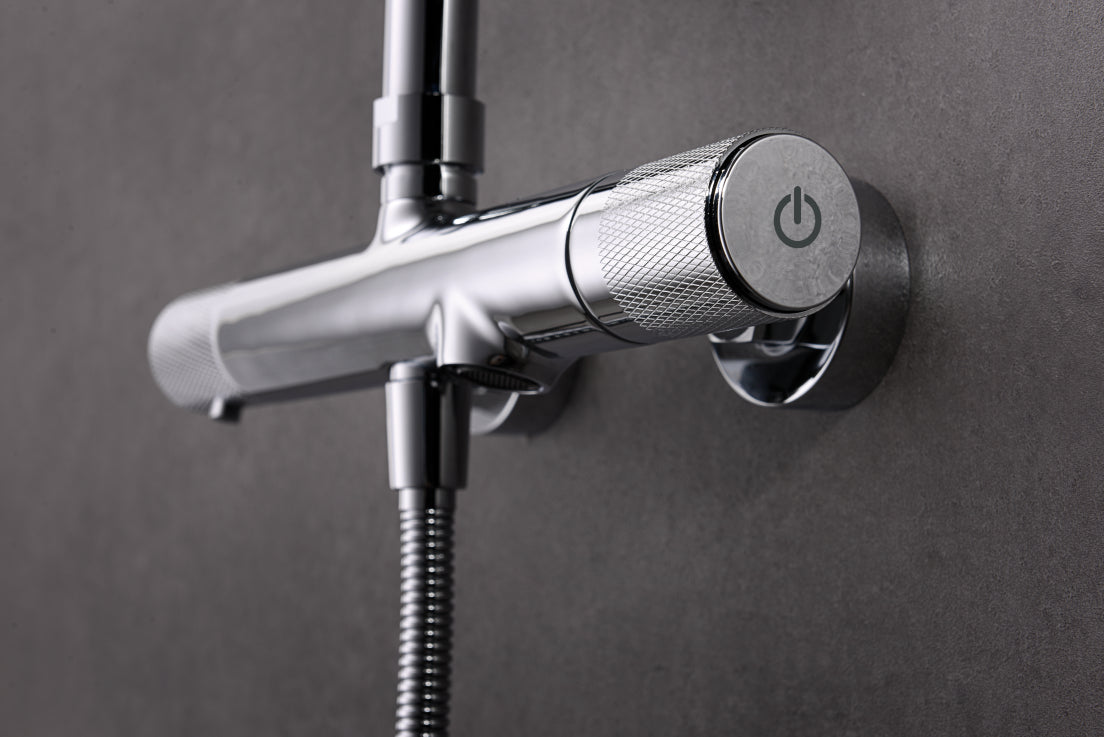 IMEX Set per vasca termostatica serie LINE cromata in acciaio e ottone con asta doccia estensibile, soffione Ø20 cm extrapiatto anticalcare, miscelatore termostatico con cartuccia TURN CLEAN SYSTEM Im