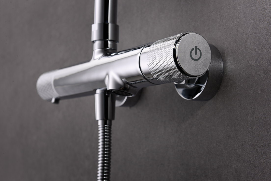 IMEX Set per vasca termostatica serie LINE cromata in acciaio e ottone con asta doccia estensibile, soffione Ø20 cm extrapiatto anticalcare, miscelatore termostatico con cartuccia TURN CLEAN SYSTEM Im