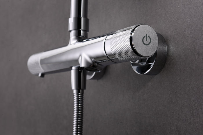 IMEX Set per vasca termostatica serie LINE cromata in acciaio e ottone con asta doccia estensibile, soffione Ø20 cm extrapiatto anticalcare, miscelatore termostatico con cartuccia TURN CLEAN SYSTEM Im