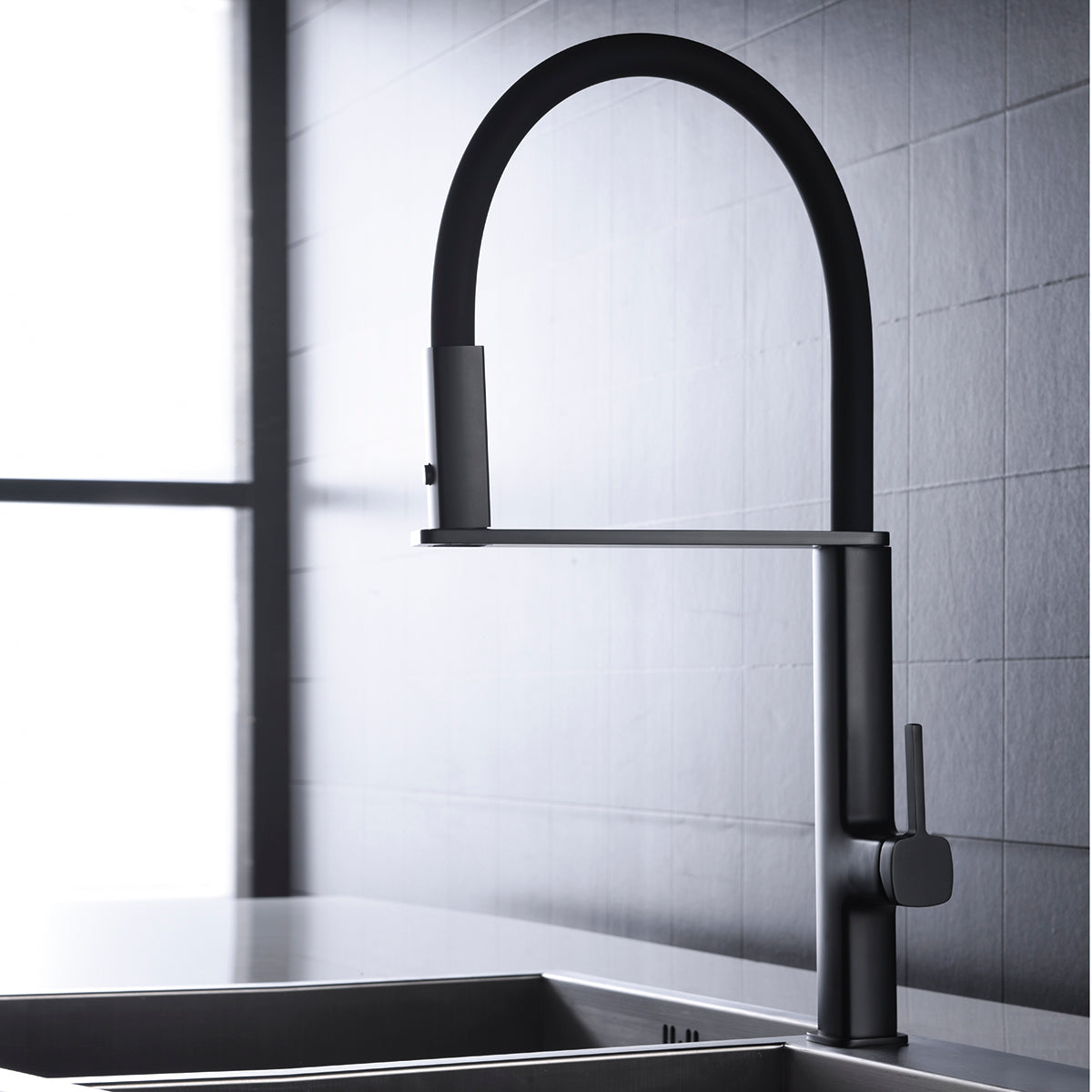 IMEX Rubinetto monocomando lavello nero opaco in ottone e acciaio con cartuccia 35 mm, tubo flessibile 50 cm e diffusore due funzioni, modello Imex-GCE019-NG Menorca