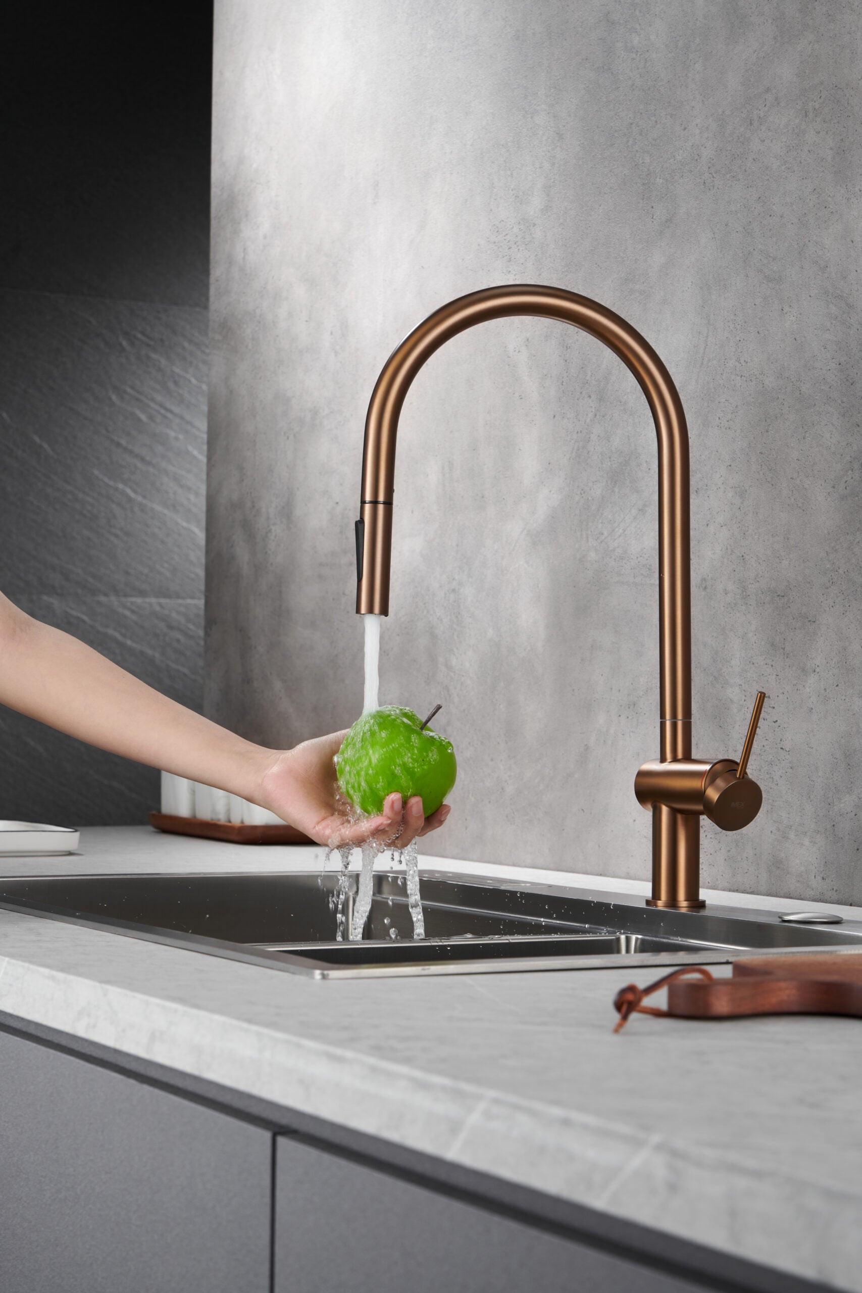 IMEX Miscelatore lavello cucina monocomando estraibile oro rosa spazzolato corpo ottone cartuccia 35 mm apertura a freddo doppio getto tubi flessibili 50 cm modello BERNA Imex-GCE026-ORC