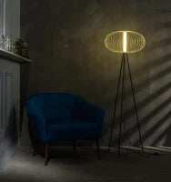 E-STYLO Lampada da terra con paralume dorato a gabbia e base treppiede nera, perfetta per aggiungere un tocco moderno e sofisticato a qualsiasi ambiente, 50cm X 50cm H. 150cm