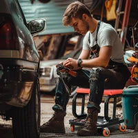 Sgabello da Officina Imbottito con Ruote e Vassoio Porta Attrezzi in Acciaio e PU, 38x35x37cm, Rosso