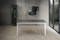 E-STYLO Tavolo allungabile con top cemento grigio in melaminico e base in metallo bianco, 80cm X 130/290cm H. 76cm.