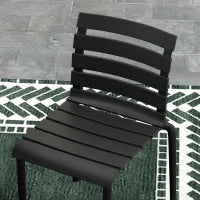 Set da Giardino con Tavolo e 4 Sedie Impilabili in Acciaio e Doghe in Plastica, Nero