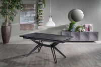 E-STYLO Tavolo allungabile con top grigio vintage in ceramica e gambe in metallo nero opaco, 90cm X 160/240 cm H. 76 cm.