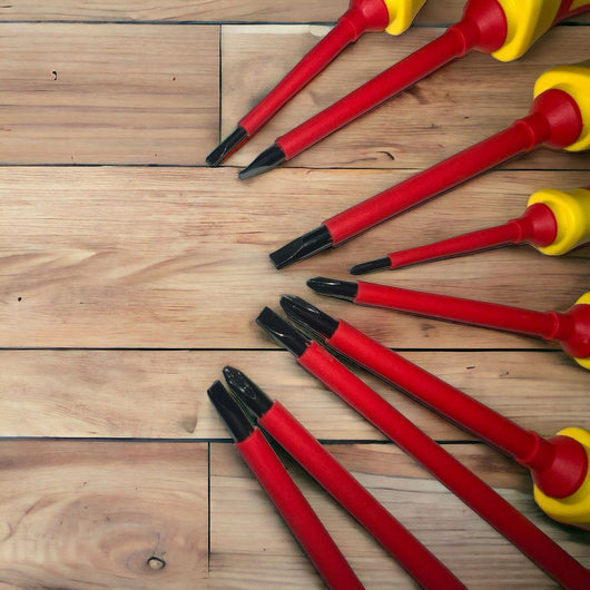 KIT SET 9 CACCIAVITI CACCIAVITE A CROCE E TAGLIO MAGNETICI CON MANICO ISOLANTE