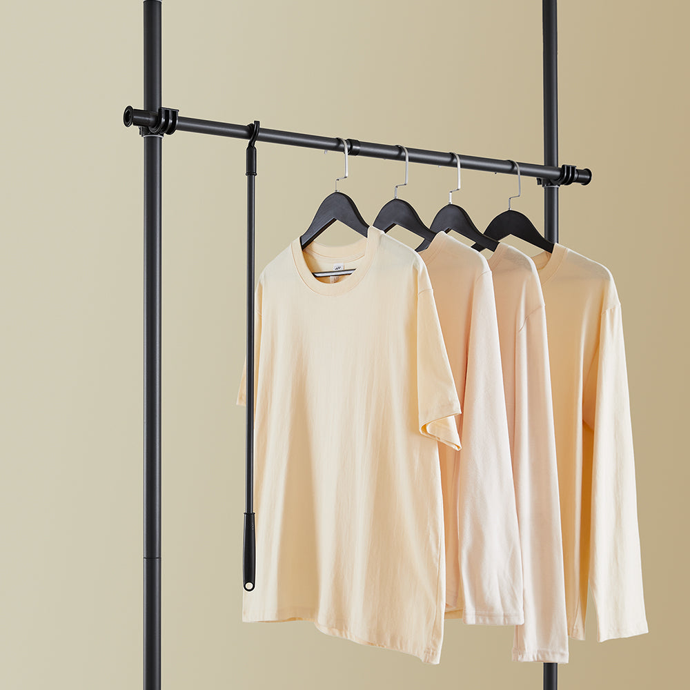 SoBuy KLS04-II-SCH Telescopic Appendiabiti da Terra, Robusto Stand Appendiabiti con Aste e Ripiani, Armadio Aperto Regolabile per Camera da Letto, Porta Abiti Nero