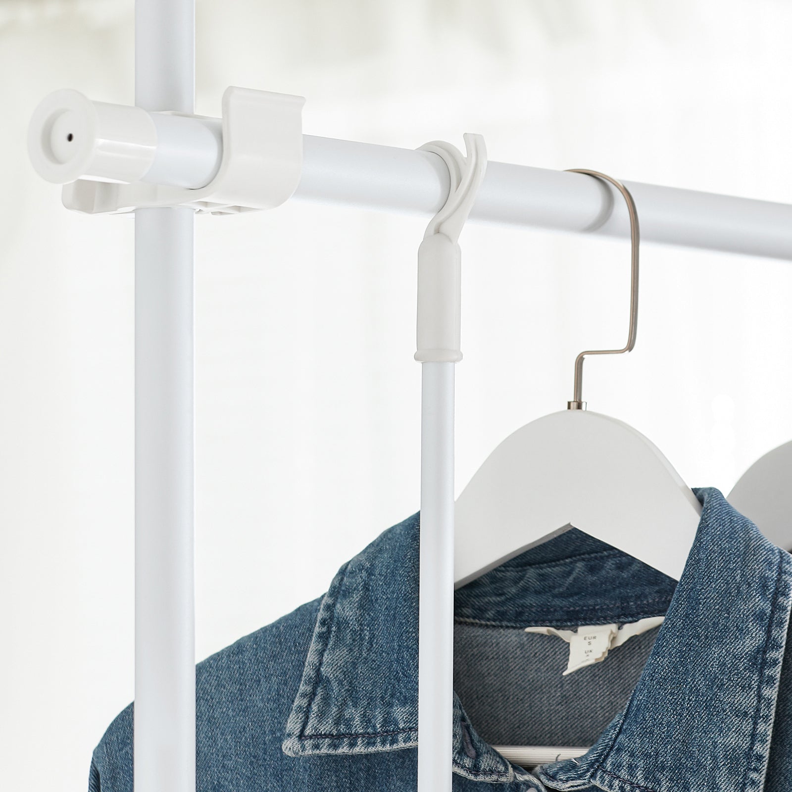 Cabina Armadio componibile da angolare Organizzazione Guardaroba con 1 asta appendiabiti e 3 ripiani L97xP24xA(193-262) cm Bianco-Naturale KLS14-WN