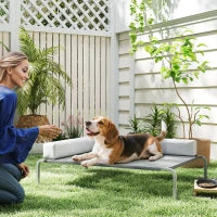 Lettino per Cani Rialzato di 20 cm con Cuscino a L, in Poliestere e Acciaio, 110x75x30 cm, Grigio e Argento