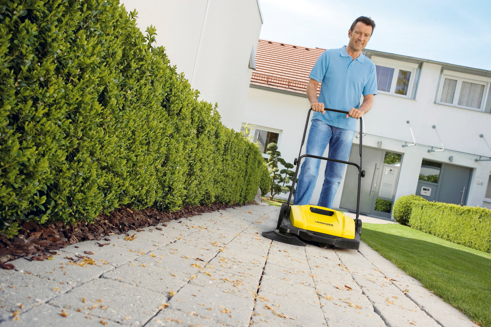 Karcher spazzatrice manuale s 530, larghezza di lavoro di 550 mm, un vano raccolta da 16 l e una spazzola laterale. e' adatta per aree a partire da 30 m²