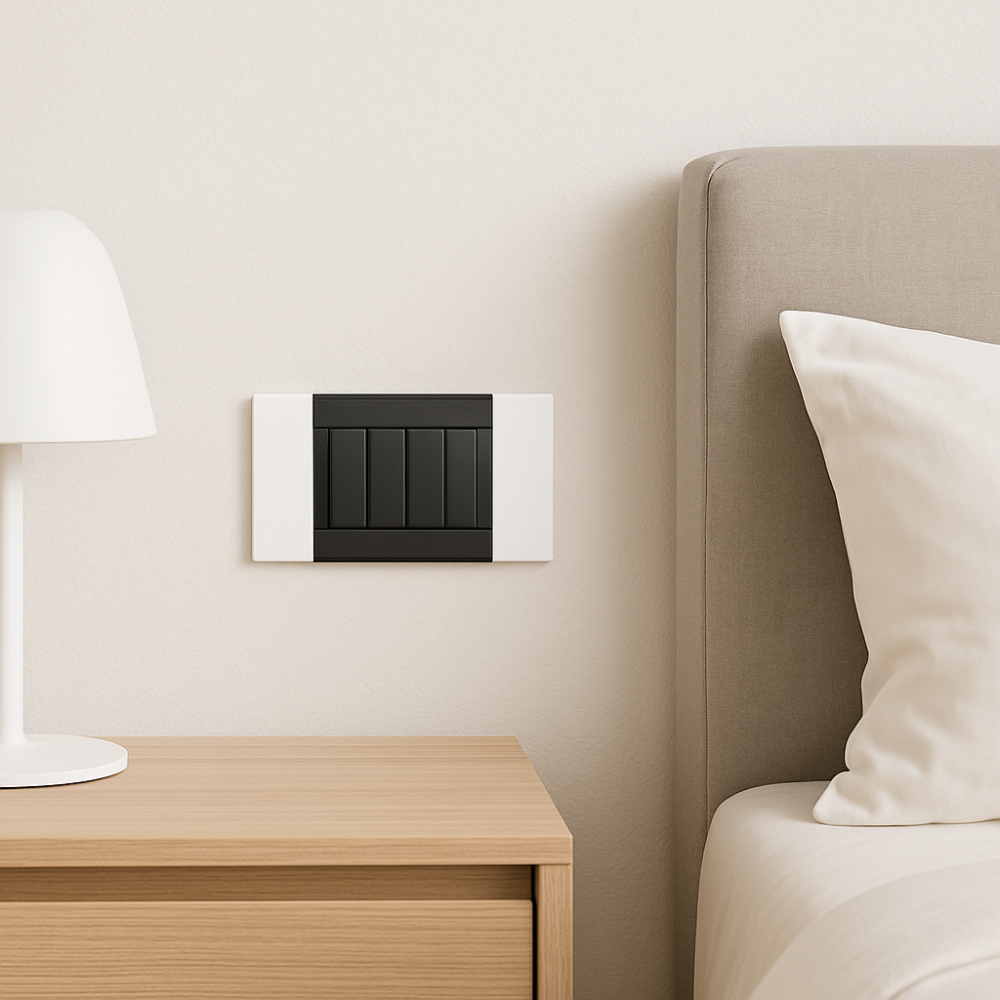 Bticino living now placca bianca in plastica per supporti modulari *** numero posti 4 moduli, confezione 1