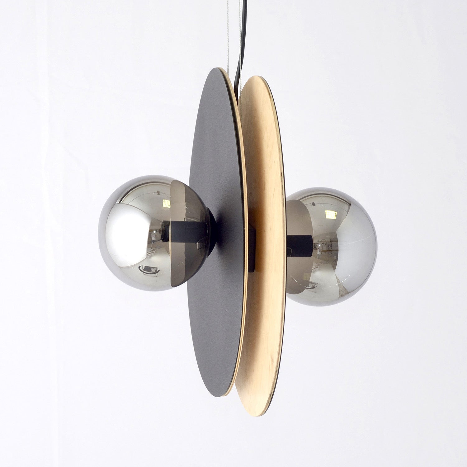 Sospensione Minimal Nordica Brigid 2 Luci In Acciaio Nero E Legno Vetro Fumè