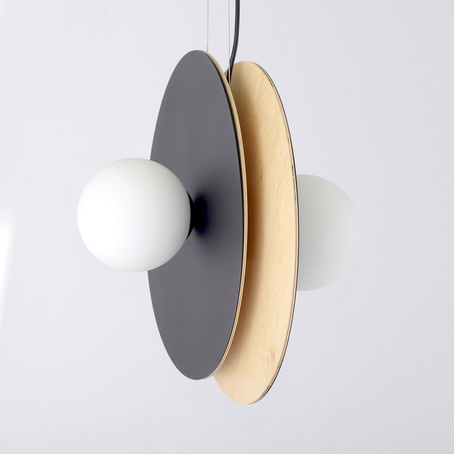 Sospensione Minimal Nordica Brigid 4 Luci In Acciaio Nero E Legno Vetro Bianco