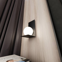 Applique Minimal 1 Luce Indiretta Agni Con Base In Acciaio Nero E Vetro Opale