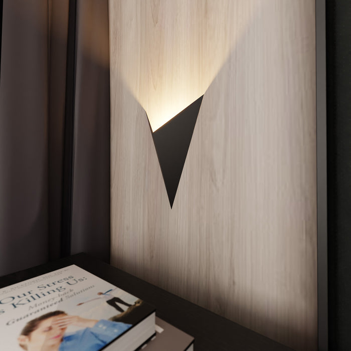 Applique Minimal Triangolare 1 Luce Indiretta Agni In Acciaio Nero