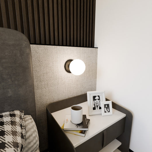 Applique A 1 Luce Shiva In Acciaio Nero E Sfera In Vetro Bianco